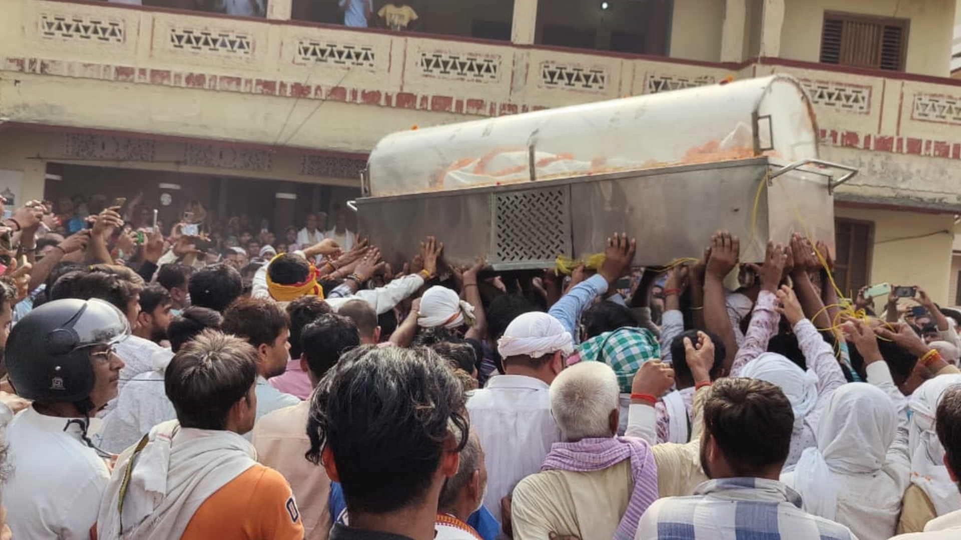 Bahubali of politics Pandit Harishankar Tiwari Funeral merged with Panchatatva in Gorakhpur