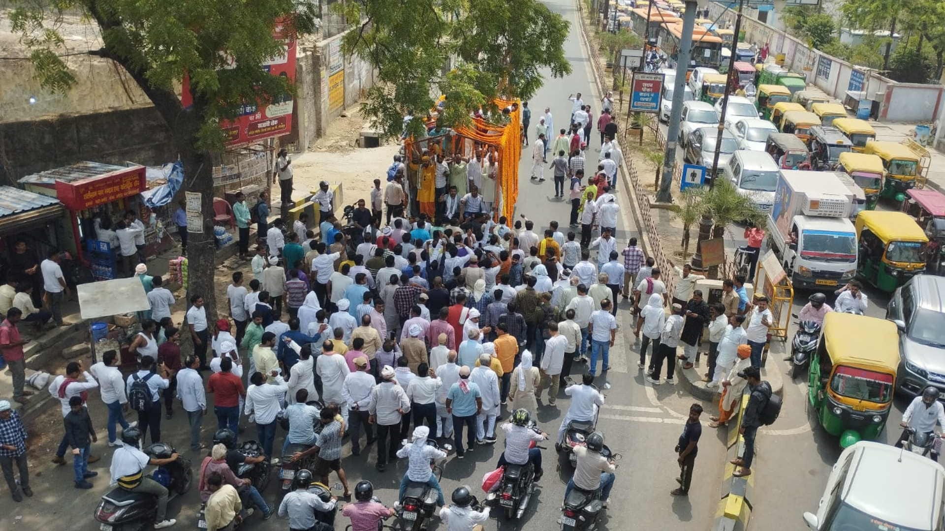 Crowd gathered in funeral procession of Harishankar Tiwari