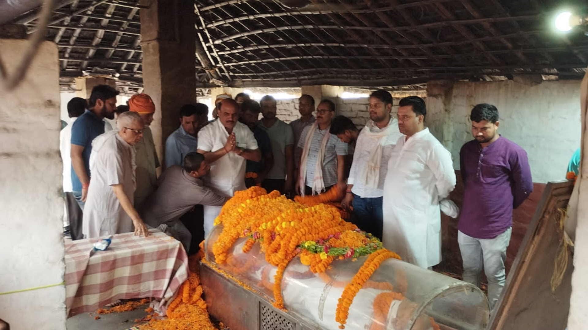 Crowd gathered in funeral procession of Harishankar Tiwari