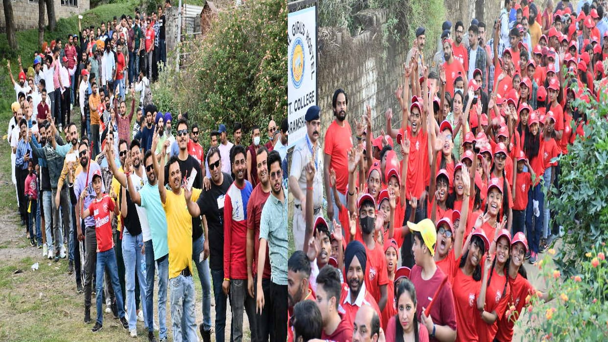 IPL: Craze for cricket, long lines started outside Dharamshala stadium at 4 pm, Dhoni's fans were also seen