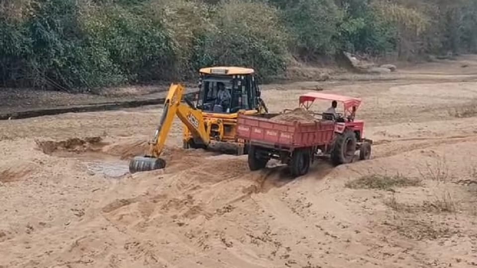 Kanker Hindi news Capture of sand mafia on Mahanadi
