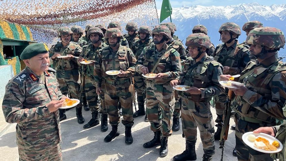 Give befitting reply to suspicious activity along border: Northern Command chief