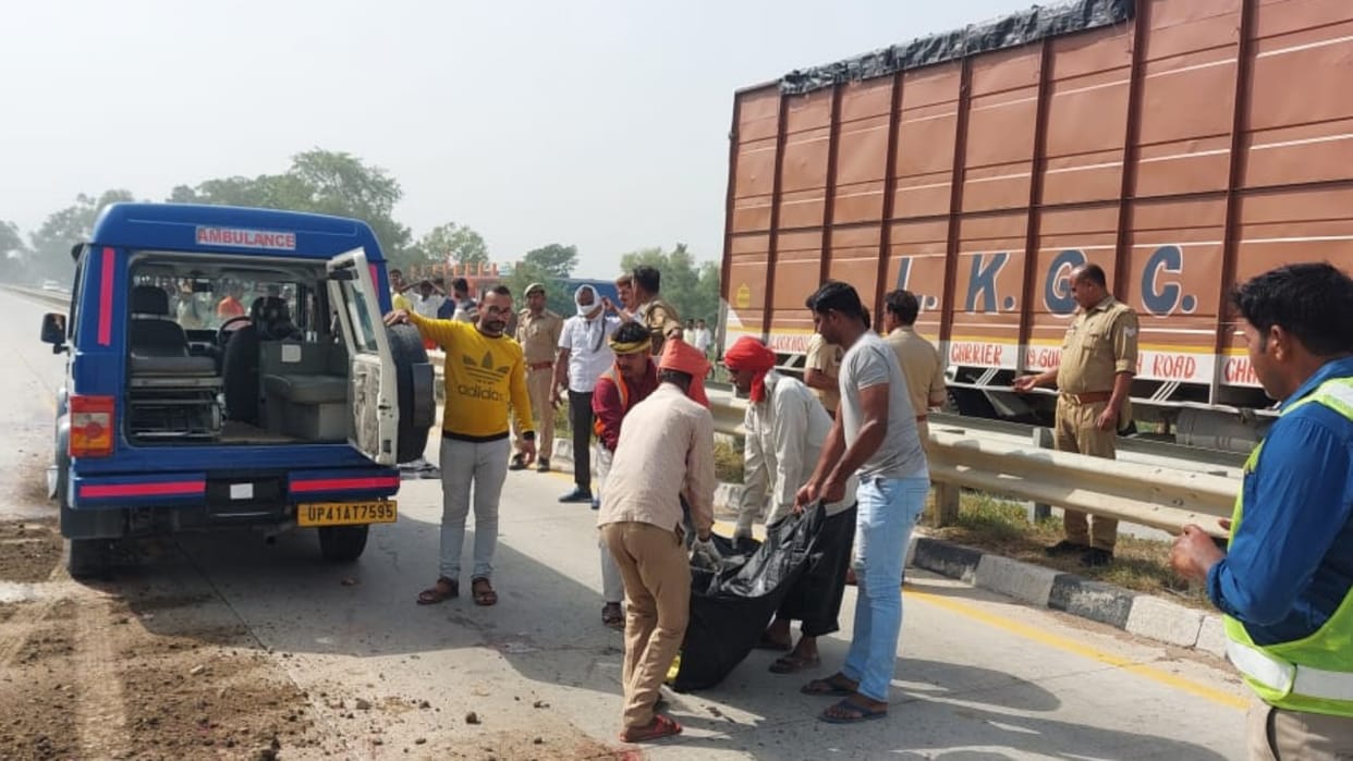A truck trampled three people in chaubisi in Barabanki.