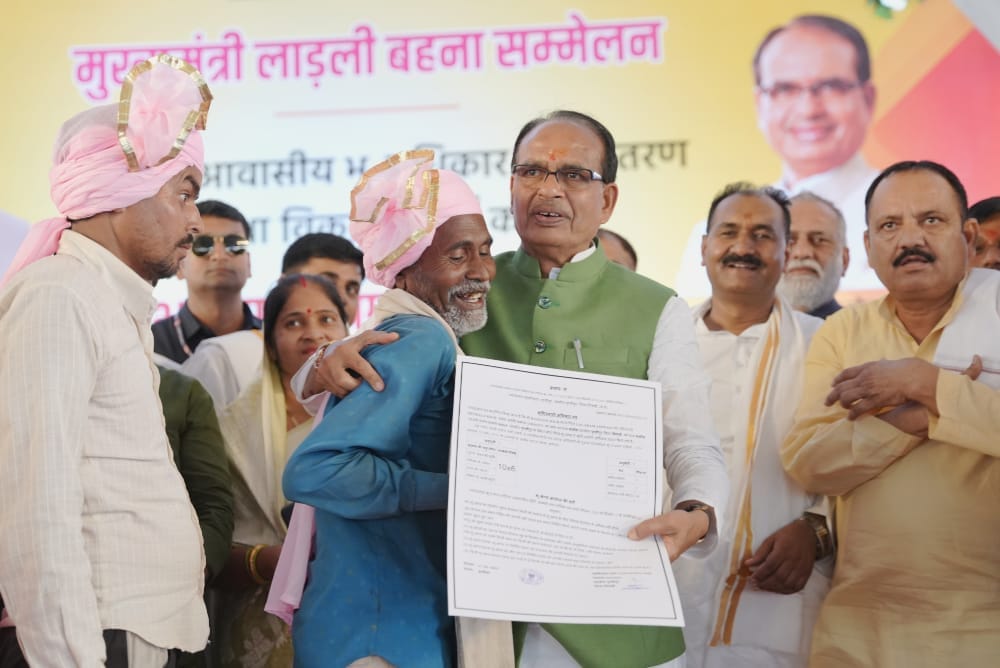 MP News: CM Shivraj gave gifts, will build Ramrajalok and college in Orchha