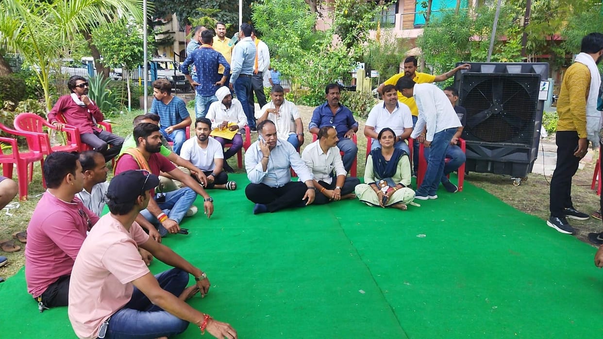 Municipal Corporation again broke the temple in Indore, MIC members sat on protest
