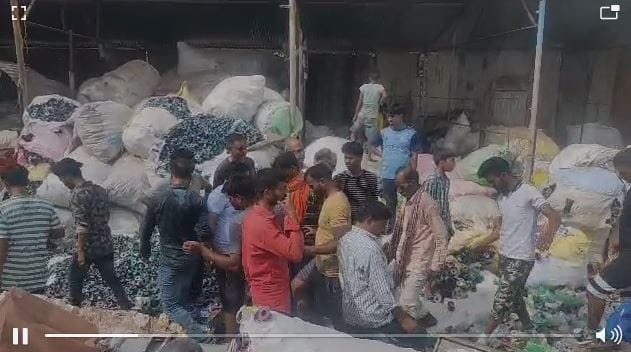Fierce fire in junk warehouse in mau loss of many lakhs