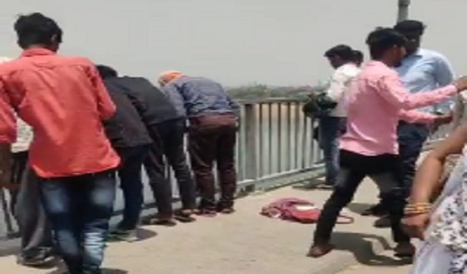 Woman jumps into Yamuna from new bridge, rescued by fishermen