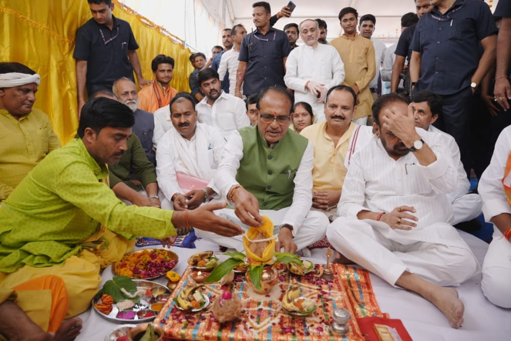 MP News: CM Shivraj gave gifts, will build Ramrajalok and college in Orchha