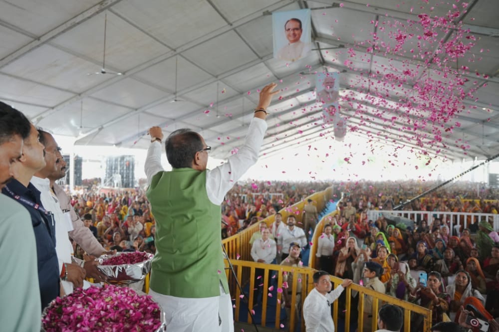 MP News: CM Shivraj gave gifts, will build Ramrajalok and college in Orchha