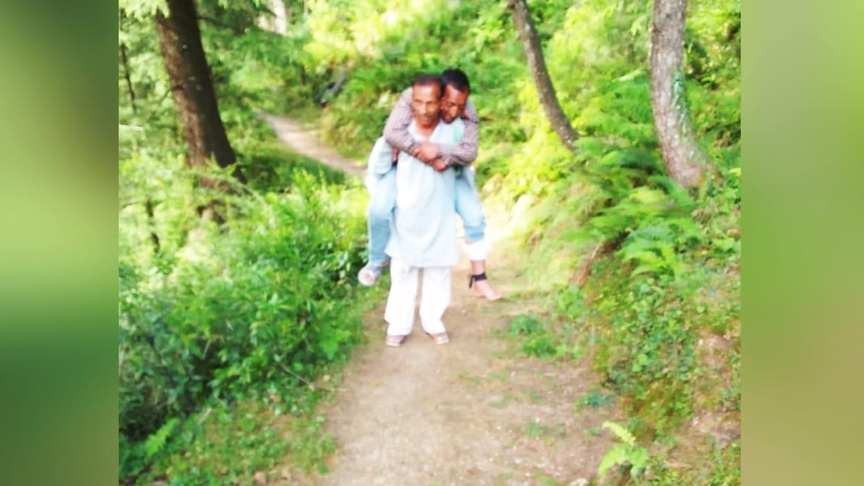 Snakebite Case no road facility man walk over four kilometers to reach hospital chamba himachal pradesh