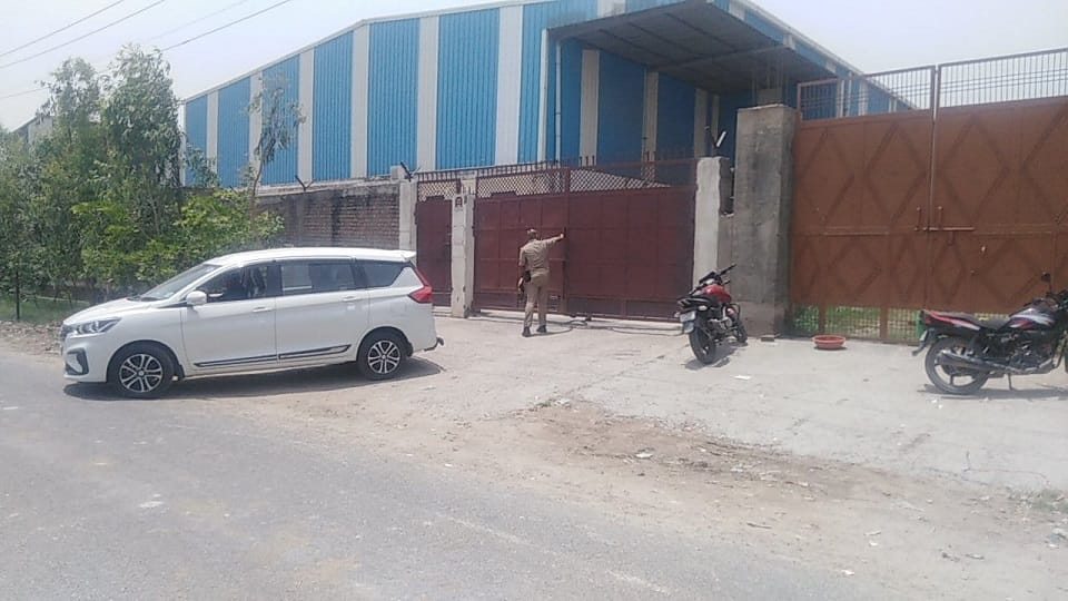 Income tax team reached the factories of two color traders of Hathras