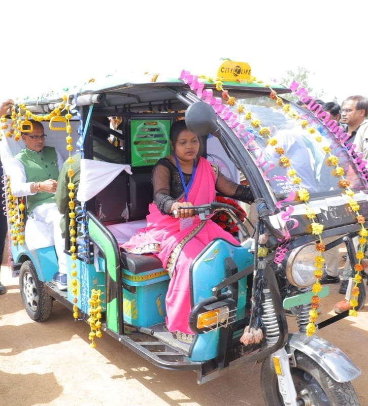 MP News: CM Shivraj gave gifts, will build Ramrajalok and college in Orchha