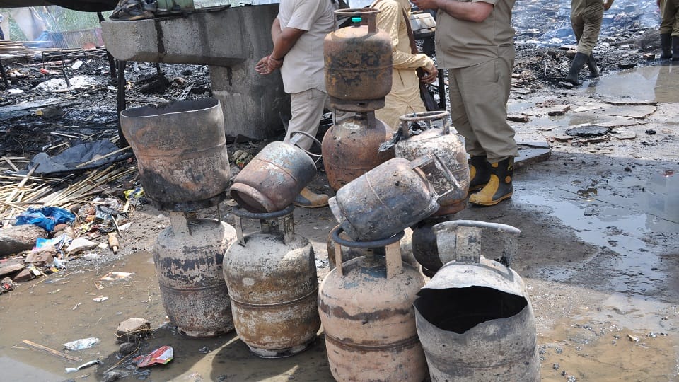 Fire broke out in 50 slums of Shastri Park 9 gas cylinders burst