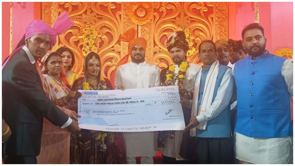 The groom gave 1.11 lakh to the families of the martyrs instead of extravagance in the marriage  Sehore News