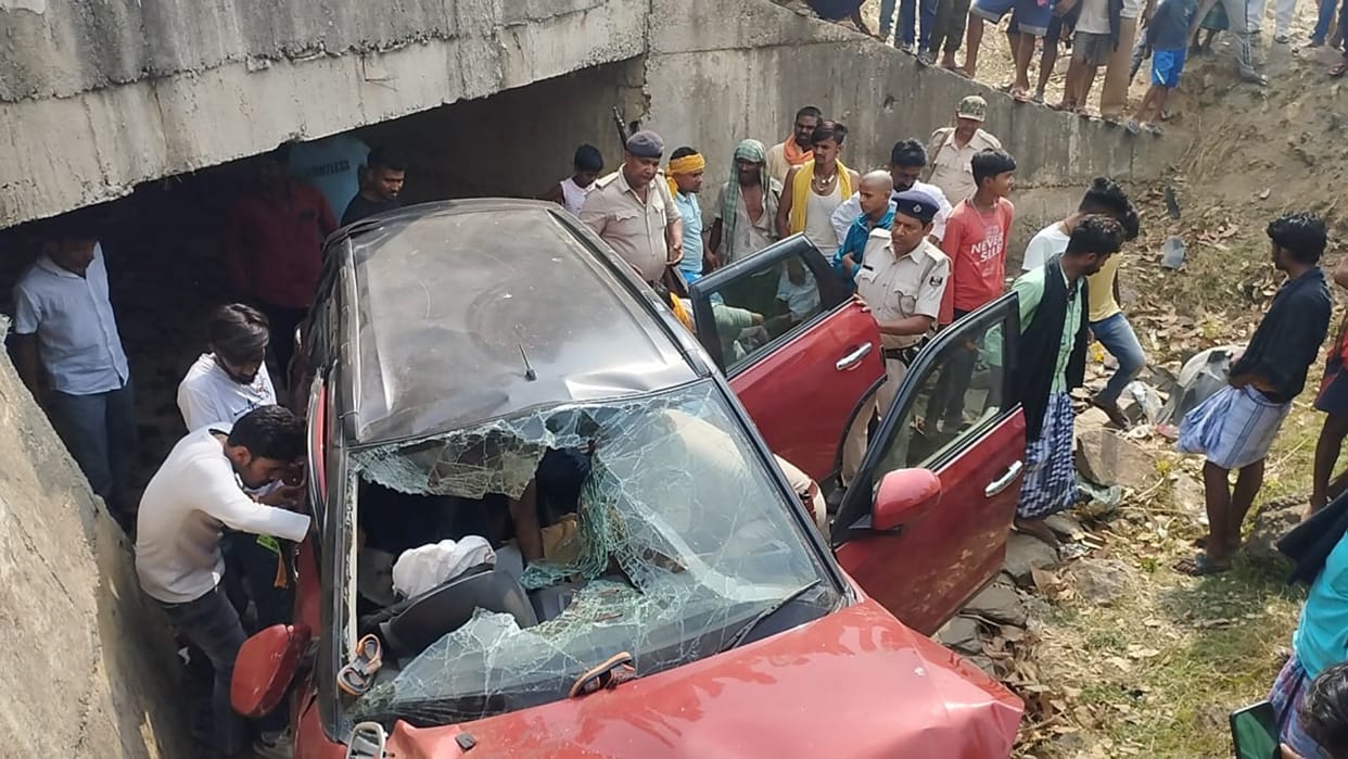 Uncontrolled car fell under bridge in Banka; Driver died and six people injured