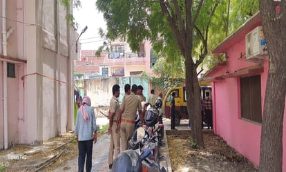 Varanasi ramnagar Accident father-siblings died in the accident, tears could not