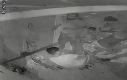 Video Viral Youths who came from car in Varanasi steal a child CCTV footage surfaced
