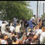 बैरिकेड तोड़कर आगे बढ़ने का प्रयास करते भाजयुमो कार्यकर्ता।