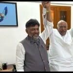 खरगे के साथ डीके शिवकुमार और सिद्धारमैया।