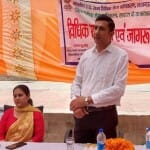 शिविर में विधिक जानकारी देते विधिक सेवा प्राधिकरण के सचिव एडीजे अजय कुमार
