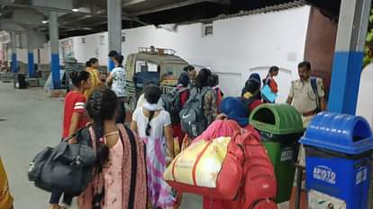 ट्रेन से उतारकर ले जाती पुलिस