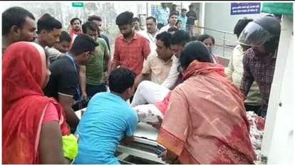 Bolero returning from Valmiki Nagar collided with a tree, 6 out of 10 people injured two were referred