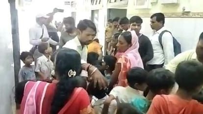 Bihar News: मध्याह्न भोजन में मरी हुई छिपकली, 60 से अधिक बच्चे बीमार, 35 को सदर अस्पताल भेजा Bihar News:Dead lizard in mid-day meal, more than 60 children ill, 35 sent to Sadar Hospital