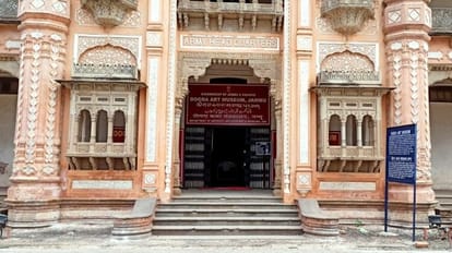 Museum Day: संग्रहालय में जगह का टोटा, 7500 में से महज तीन हजार कलाकृतियां हो पातीं हैं प्रदिर्शत Shortage of space in dogra art museum out of 7500 only three thousand artifacts can be displayed