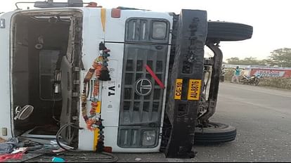 Janjgir Champa Highway collided with bike riders going to take medicine for paralysis