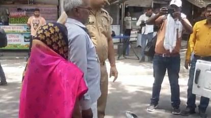 Lucknow: लोकभवन के सामने दंपती ने किया आत्मदाह का प्रयास, पुलिसकर्मियों की मुस्तैदी से बची जान A couple tried self immolte in front of Lokbhawan in Lucknow.