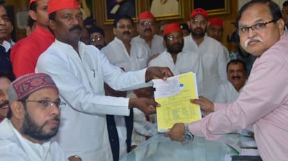 MLC Election: सपा के विधान परिषद उम्मीदवारों ने दाखिल किया नामांकन, नहीं मौजूद रहे अखिलेश यादव Samajwadi Party declared candidates for MLC election.