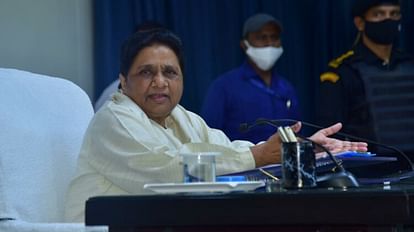 Mayawati meeting with party members on not getting seats in Karnataka.