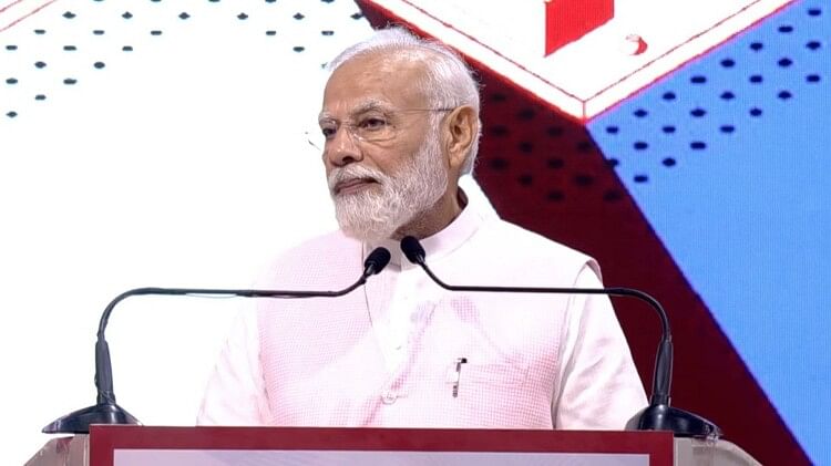 PM Modi News Live: पीएम आज आएंगे गोरखपुर, वंदे भारत को दिखाएंगे हरी झंडी; स्वागत की तैयारी पूरी