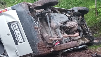 Rajouri Accident: 50 फीट गहरी खाई में गिरी यात्रियों से भरी इको कार, नौ घायल Rajouri Accident: car full of passengers fell into 50 feet deep gorge nine injured