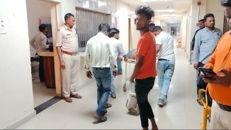 Chhattisgarh: दो बाइकों की टक्कर से सड़क पर गिरे नाबालिग को ट्रक ने कुचला; चार घायल, दो की हालत गंभीर
