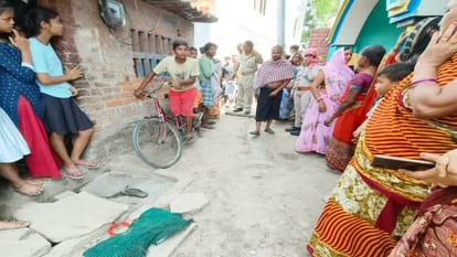 Varanasi: मकान के टीन शेड पर फेंका मिला नवजात का शव, तरह-तरह की चर्चाएं, जांच में जुटी पुलिस Dead body of newborn found thrown on tin shed of house in varanasi