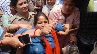मंत्री प्रेमचंद का मारपीट प्रकरण: सीएम से मिलने जा रही महिला को हिरासत ले गया, बोली- दबाव में कर रही पुलिस Cabinet Minister Premchand Aggarwal assault on a youth Police detained woman who was going to meet CM