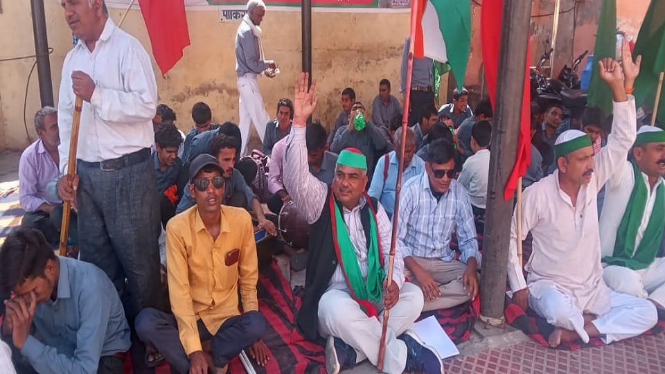 Visually impaired students staged a sit-in in collectorate agra