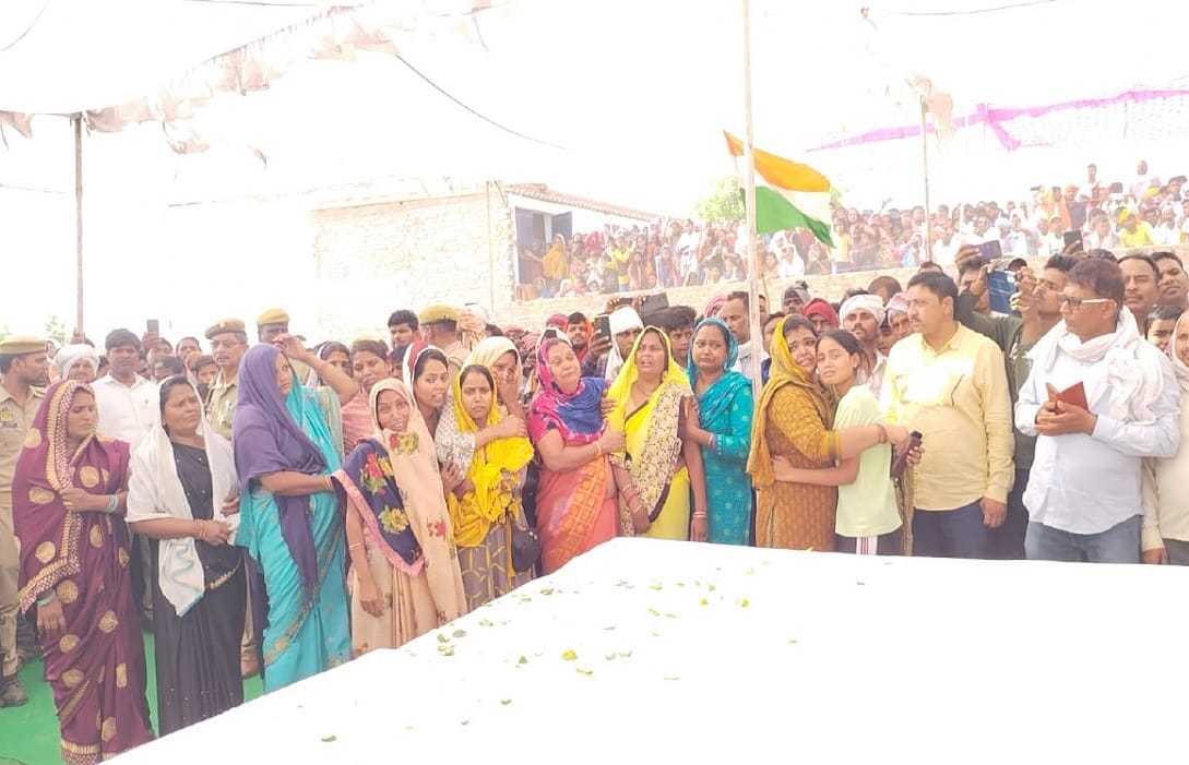 Emotional pictures People gathered in the last journey of martyred soldier in Chandauli