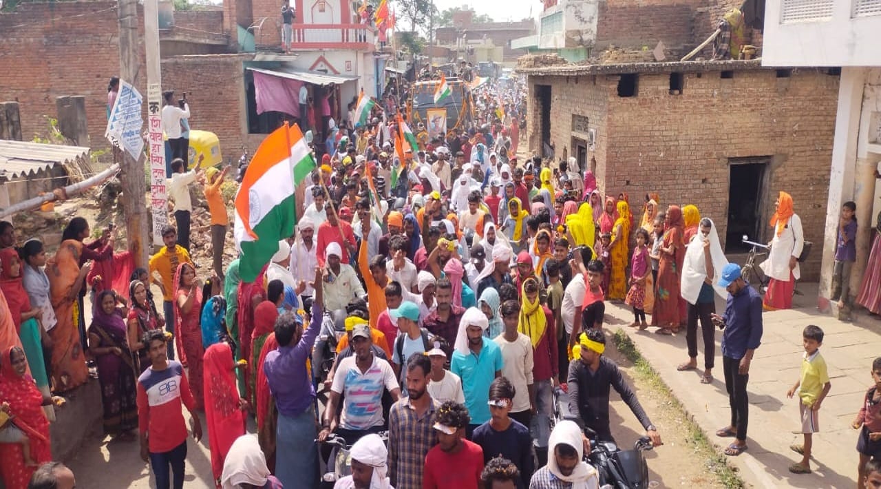Emotional pictures People gathered in the last journey of martyred soldier in Chandauli