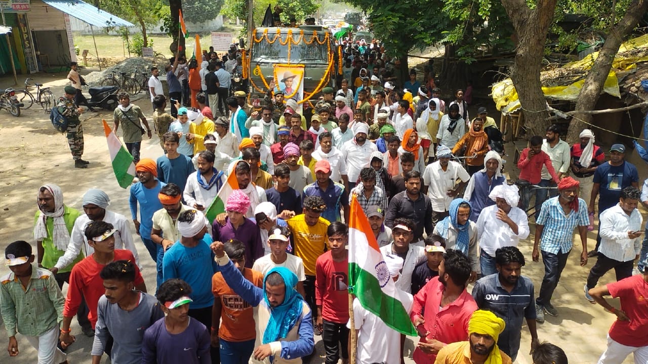 Emotional pictures People gathered in the last journey of martyred soldier in Chandauli