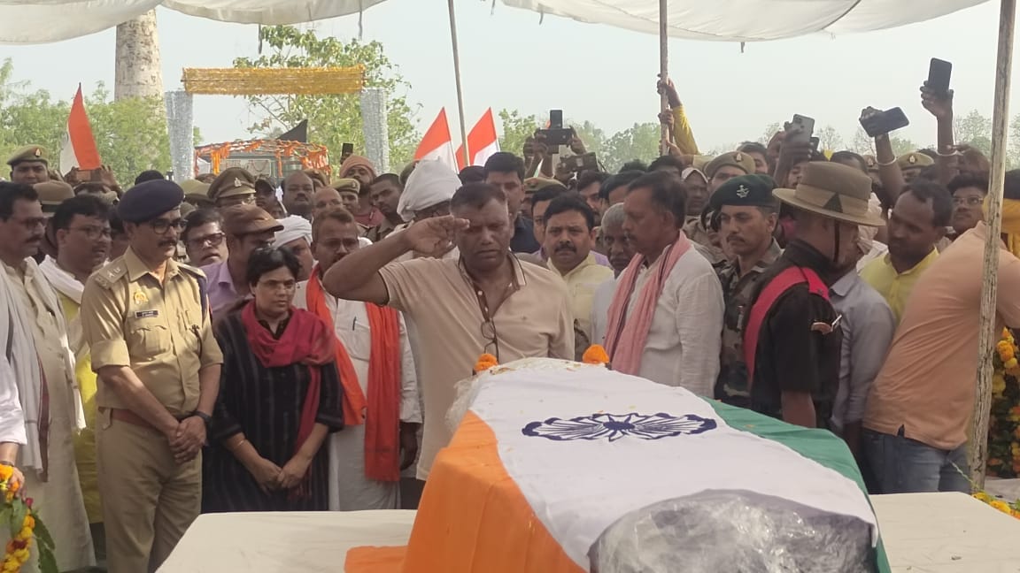 Emotional pictures People gathered in the last journey of martyred soldier in Chandauli