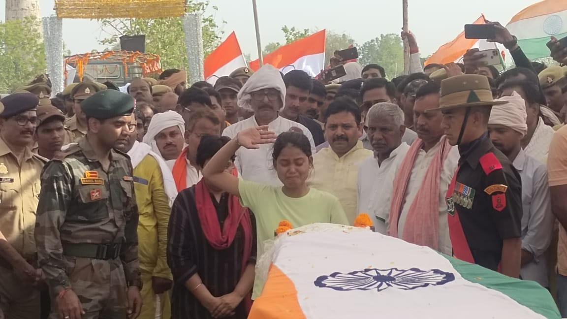Emotional pictures People gathered in the last journey of martyred soldier in Chandauli