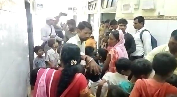 Bihar News:Dead lizard in mid-day meal, more than 60 children ill, 35 sent to Sadar Hospital