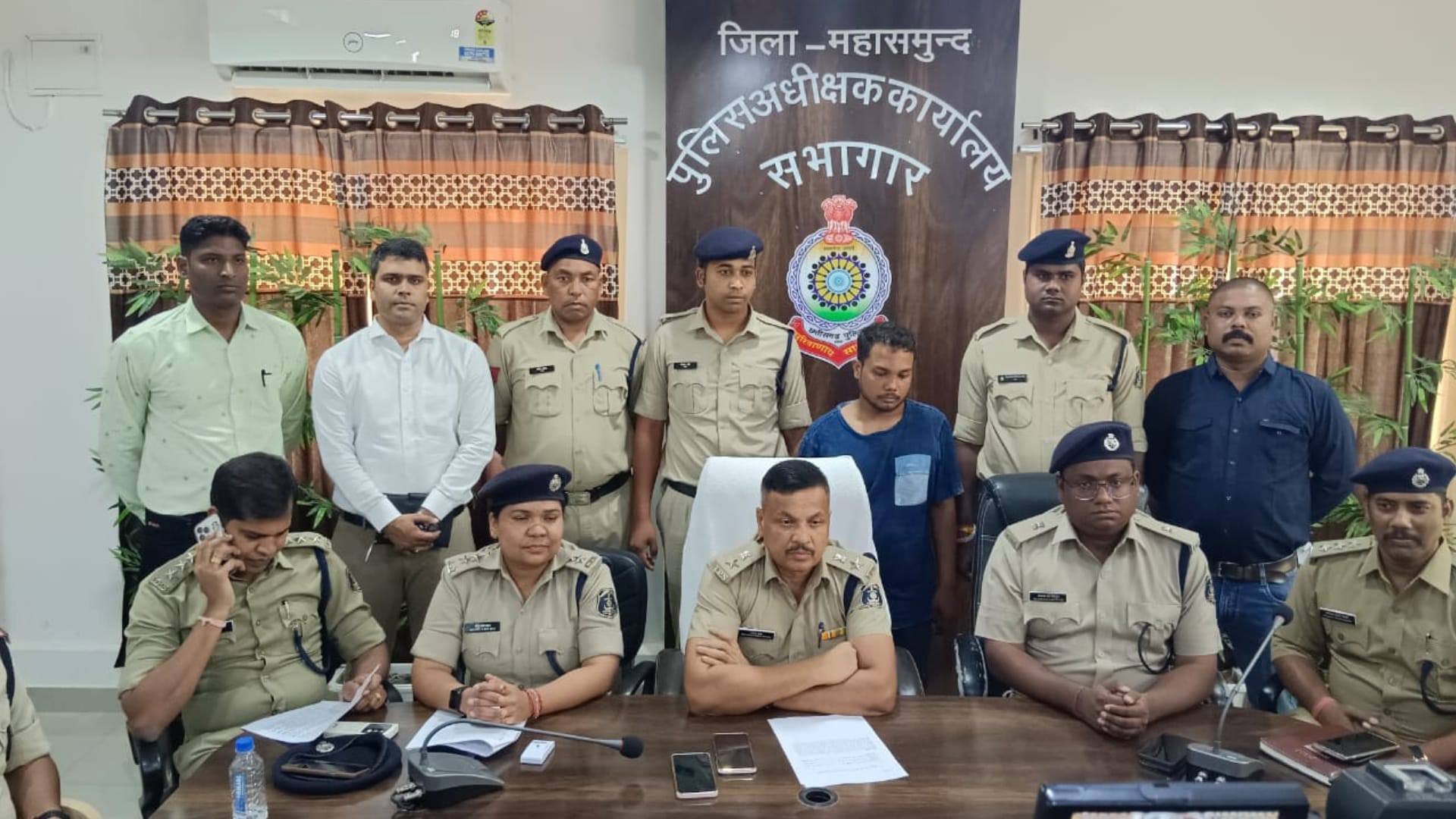पुलिस गिरफ्त में आरोपी बेटा।