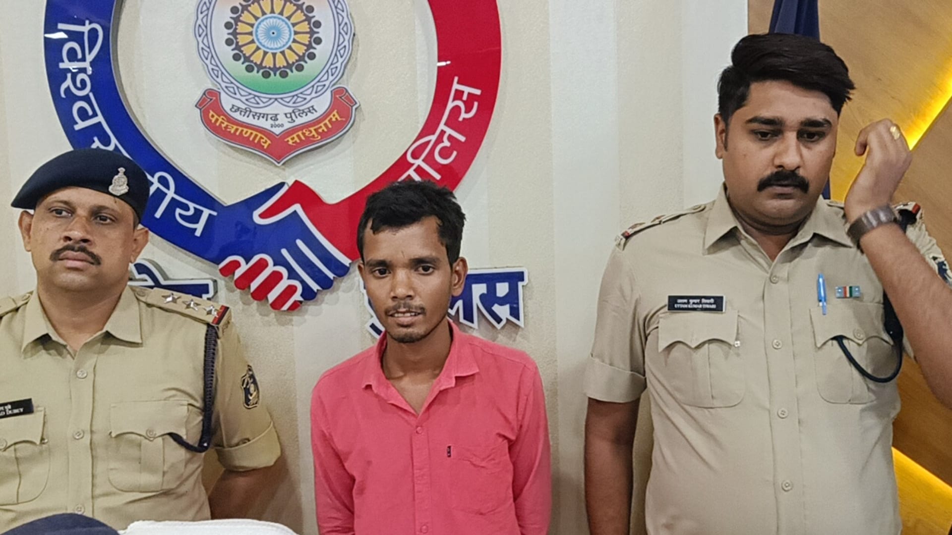 पुलिस गिरफ्त में आरोपी।