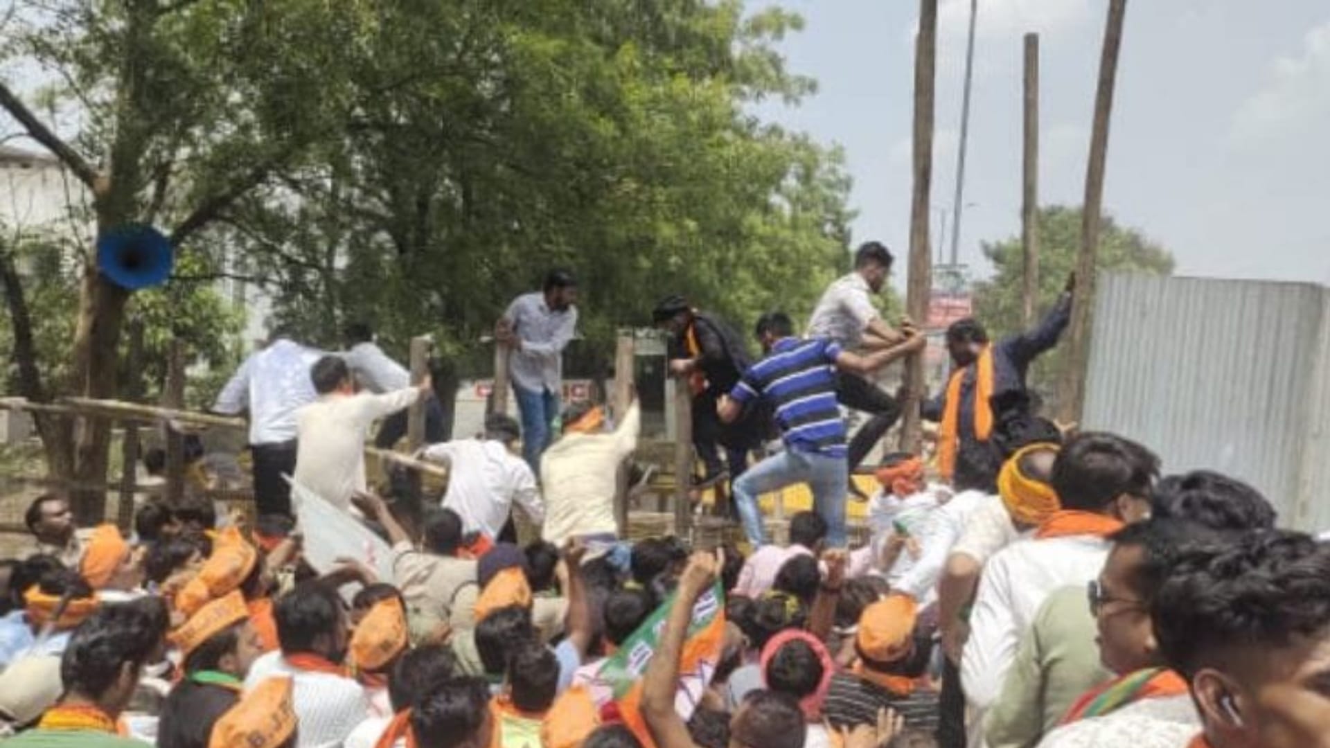 बैरिकेड तोड़कर आगे बढ़ने का प्रयास करते भाजयुमो कार्यकर्ता।