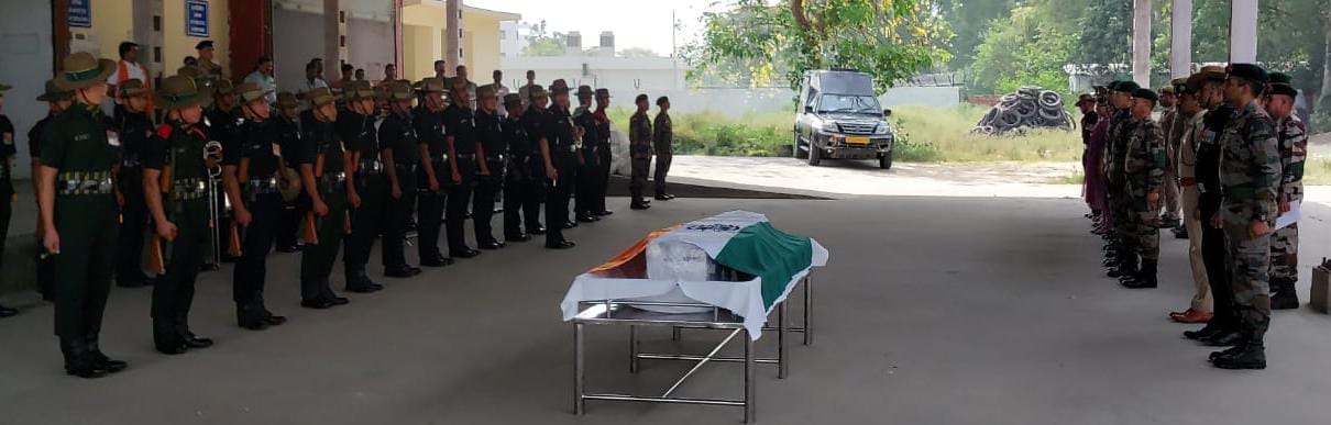 Varanasi: The body of the jawan who was martyred in the Naxalite attack in Manipur reached the airport, was in