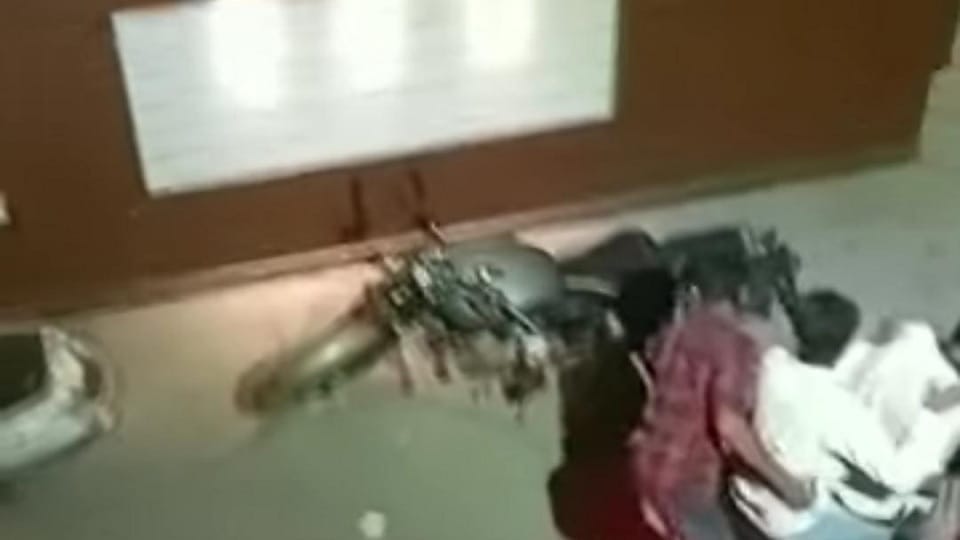 Gang extracting petrol from vehicles in Fatehabad, people chased, accused hurled brick at young man head