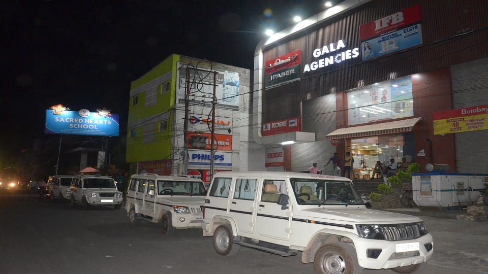 GST raid on crockery showroom in Bareilly